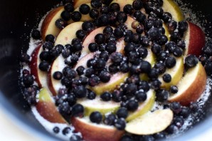 Заливной пирог с яблоками и черной смородиной в мультиварке - фото шаг 2