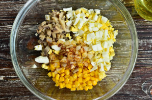 Салат из консервированных шампиньонов и кукурузы - фото шаг 4