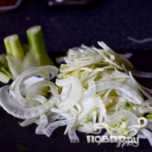 Салат с фасолью, луком и миндалем - фото шаг 2