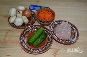 Слоеный салат с курицей и жареными грибами - фото шаг 1