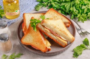 Горячие сэндвичи с колбасой и сыром на сковороде - фото шаг 7