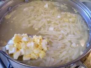 Суп с зеленью и яйцом - фото шаг 8
