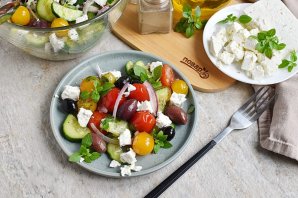 Греческий салат из помидоров черри - фото шаг 7