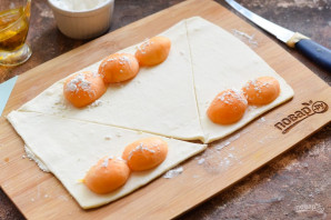 Круассаны с абрикосами - фото шаг 4