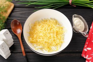 Бутерброд со шпротами и солеными огурцами - фото шаг 5