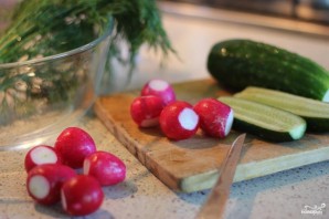 Сытный салат с редисом и ореховым соусом - фото шаг 1