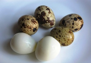 Грибочки из яиц и помидоров - фото шаг 1