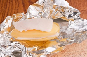 Картофель, запеченный в духовке в фольге с салом - фото шаг 3