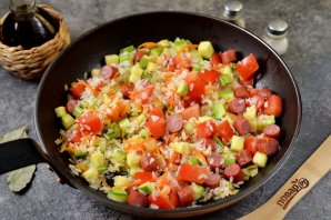 Рис с колбасками и овощами - фото шаг 5
