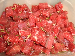 Мясо с черносливом в горшочках - фото шаг 2