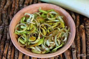 Салат из помидор с луком-пореем и шпинатом - фото шаг 2