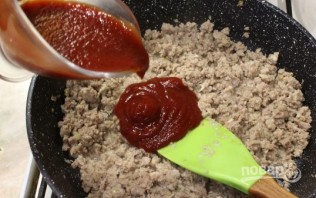 Макароны с томатным мясным соусом - фото шаг 3