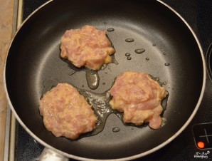 Рубленые куриные котлеты с сыром на сковороде - фото шаг 3