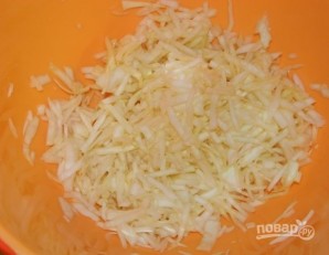 Салат с кукурузой и колбасой - фото шаг 2