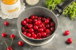 Варенье из вишни и клубники "Пятиминутка" - фото шаг 2