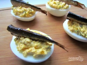 Фаршированные яйца со шпротами и красной икрой - фото шаг 7