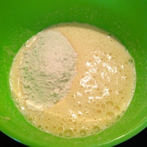 Бисквитный рулет с масляным кремом - фото шаг 2