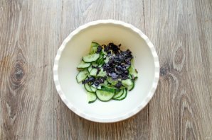 Салат из огурцов с базиликом - фото шаг 3