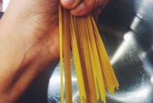 Спагетти с петрушкой - фото шаг 1