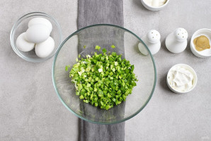 Салат из яиц и зеленого лука - фото шаг 2