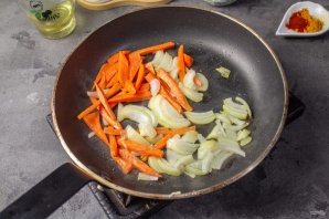 Тыква на сковороде с овощами - фото шаг 2