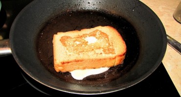 Бутерброд с яйцом на сковороде - фото шаг 4