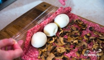 Мясной рулет с грибами и яйцом - фото шаг 3