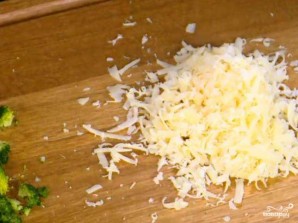 Брокколи с сыром на сковороде - фото шаг 2