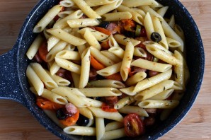 Паста с колбасками, маслинами и пряными травами - фото шаг 5
