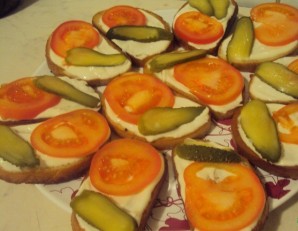 Бутерброды со шпротами и помидорами - фото шаг 4