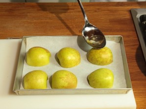 Запеченный гусь, фаршированный яблоками - фото шаг 4