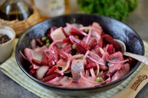 Салат из сельди, маринованной свеклы и горошка - фото шаг 7