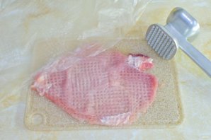 Рулетики из свинины с начинкой - фото шаг 2