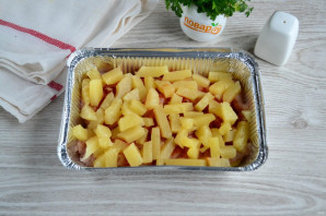 Курица с ананасами и картошкой в духовке - фото шаг 5