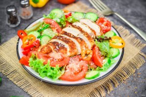 Салат с жареной куриной грудкой и овощами - фото шаг 10
