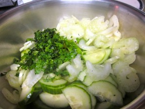 Салат с сельдереем и огурцом - фото шаг 5
