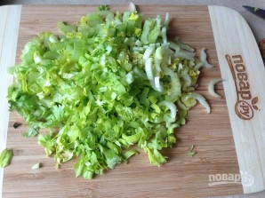 Салат из сельдерея с огурцом и орехами - фото шаг 2