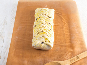 Пирог со сливами из слоеного теста - фото шаг 9