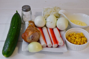 Салат с крабовыми палочками и копченой курицей - фото шаг 1