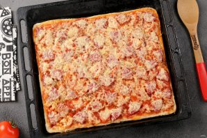 Квадратная пицца с колбасой - фото шаг 8