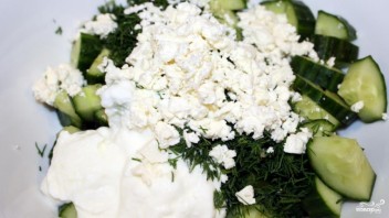 Греческий салат из огурцов - фото шаг 6