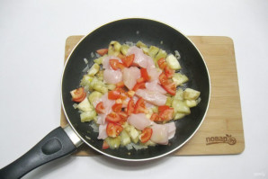 Курица с баклажанами и помидорами на сковороде - фото шаг 5
