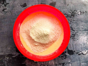 Пирог "Зебра" на йогурте - фото шаг 4