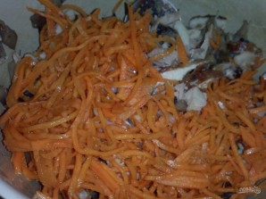 Салат с курицей, омлетом и корейской морковью - фото шаг 7