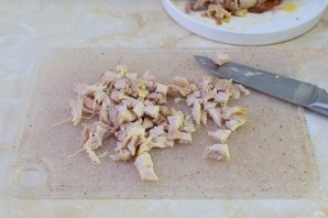 Салат с копченой курицей, ананасом, сыром и кукурузой - фото шаг 3