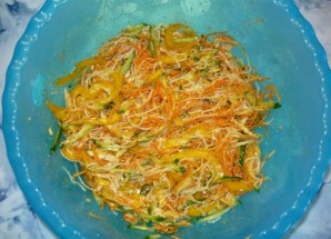 Салат с фунчозой и курицей - фото шаг 5