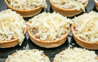 Тарталетки с сыром и грибами - фото шаг 6