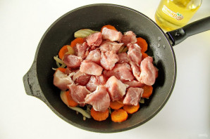 Свинина с морковью в духовке - фото шаг 4