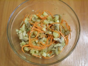 Салат с морковкой и грибами - фото шаг 6
