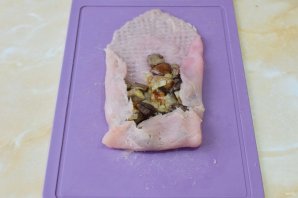 Куриные рулетики в беконе с грибами - фото шаг 6